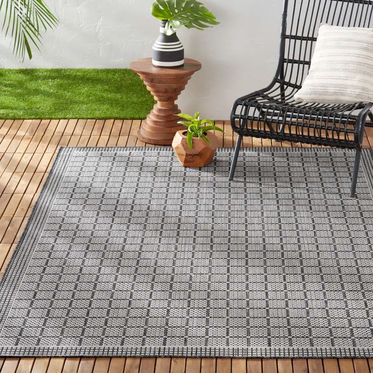 Nicole Miller Black and Gray Geometric Indoor/Outdoor Rug