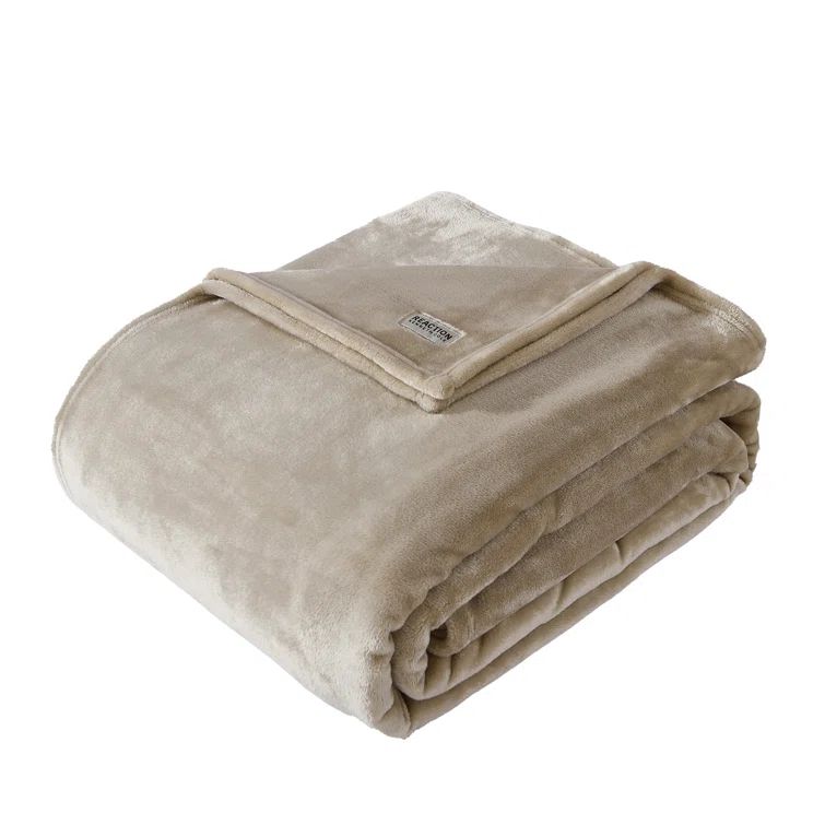 Cozy King-Sized Beige Fleece Blanket for Year-Round Comfort