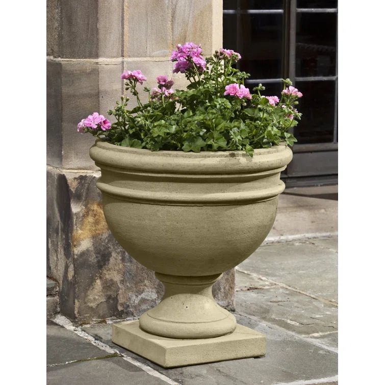 Montgomery English Moss Outdoor Urn Planter