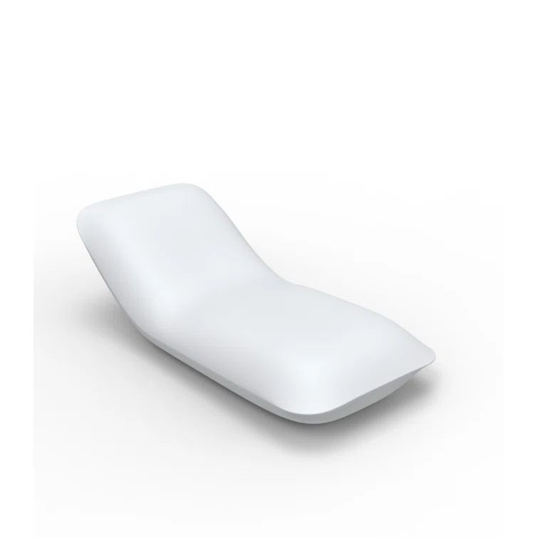 White Indoor/Outdoor Polyethylene Chaise Lounge with Cushions