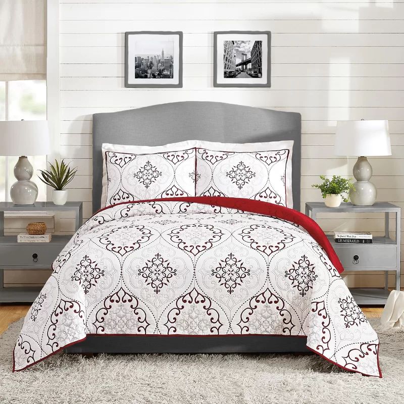 Full/Queen Red Cotton Reversible Floral Quilt Set