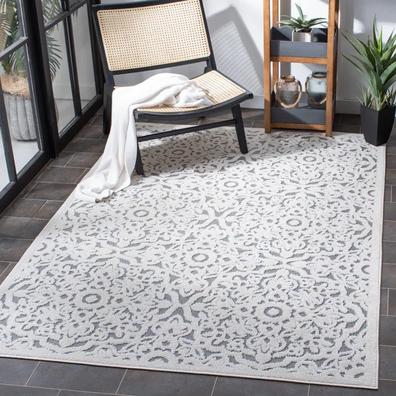Ivory and Grey Floral Synthetic Indoor/Outdoor Area Rug 4'5" x 6'5"