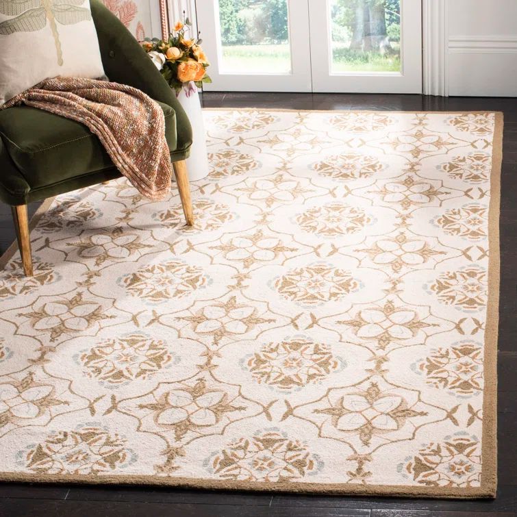 Handmade Ivory and Green Floral Wool Area Rug, 2'6" x 4'