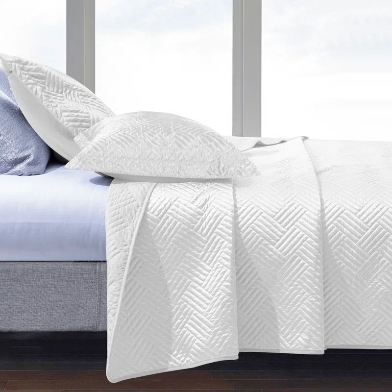 White Queen Silk Satin Geometric Pattern Quilt Set