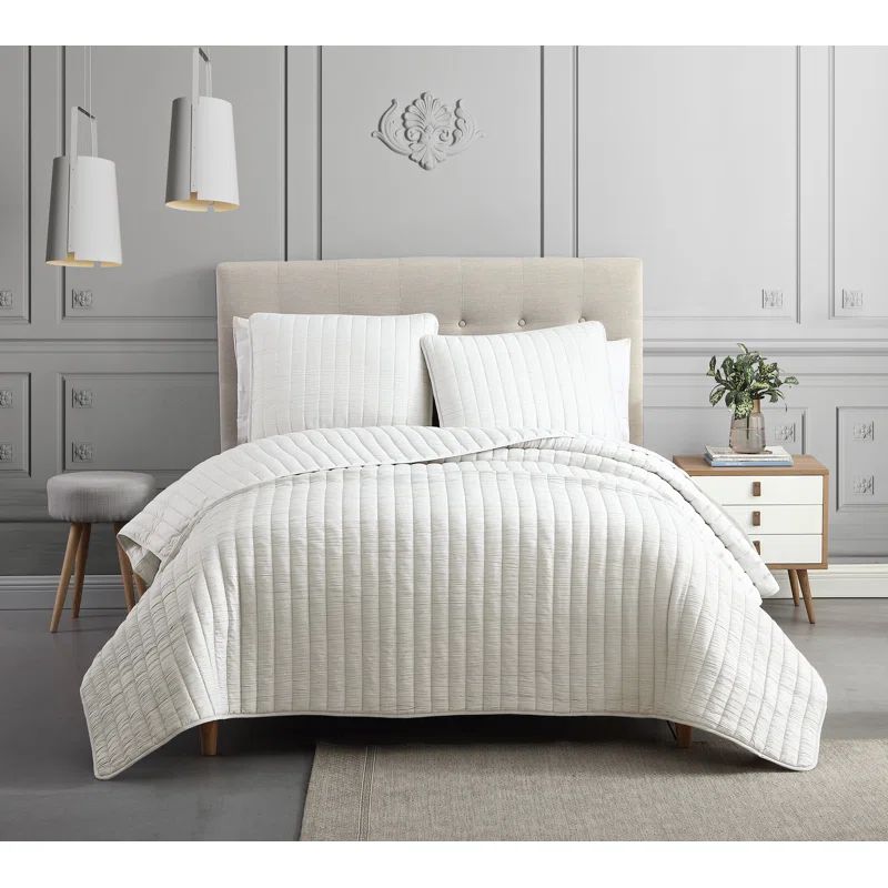 King Ivory Polyester Reversible Quilt Set with Shams