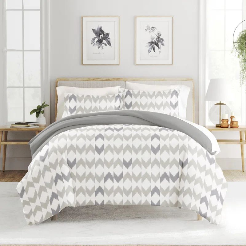 Light Gray and White Chevron Pattern Full/Queen Microfiber Duvet Cover Set