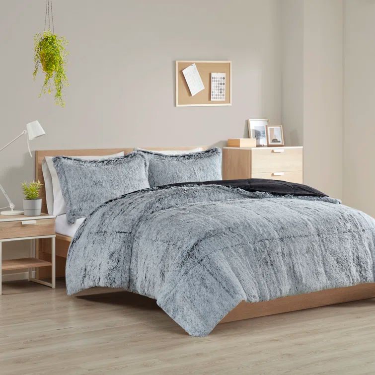 King Black and White Reversible Faux Fur Comforter Set