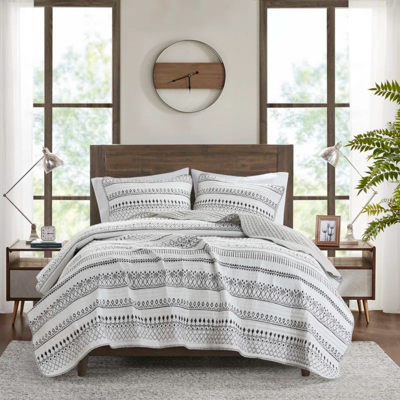 King Black and White Reversible Microfiber Quilt Set