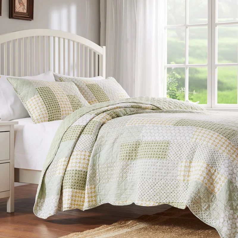 Elegant Twin Microfiber Quilt Set in White, Reversible Design