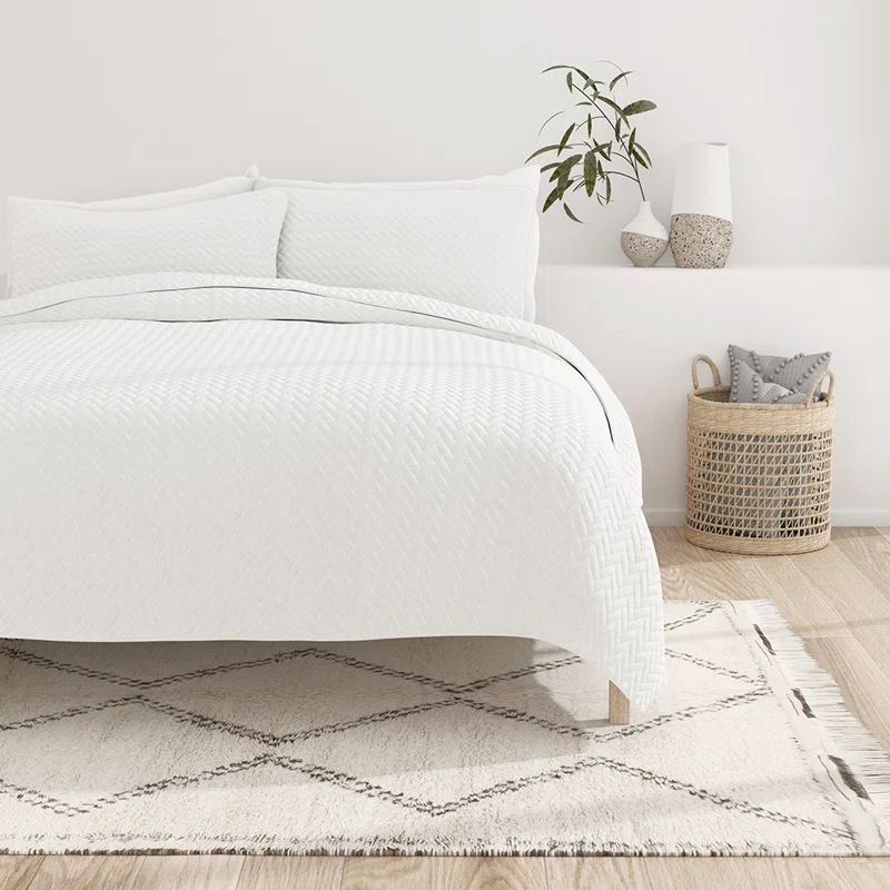 White Microfiber Full Quilt Set with Pillow Shams
