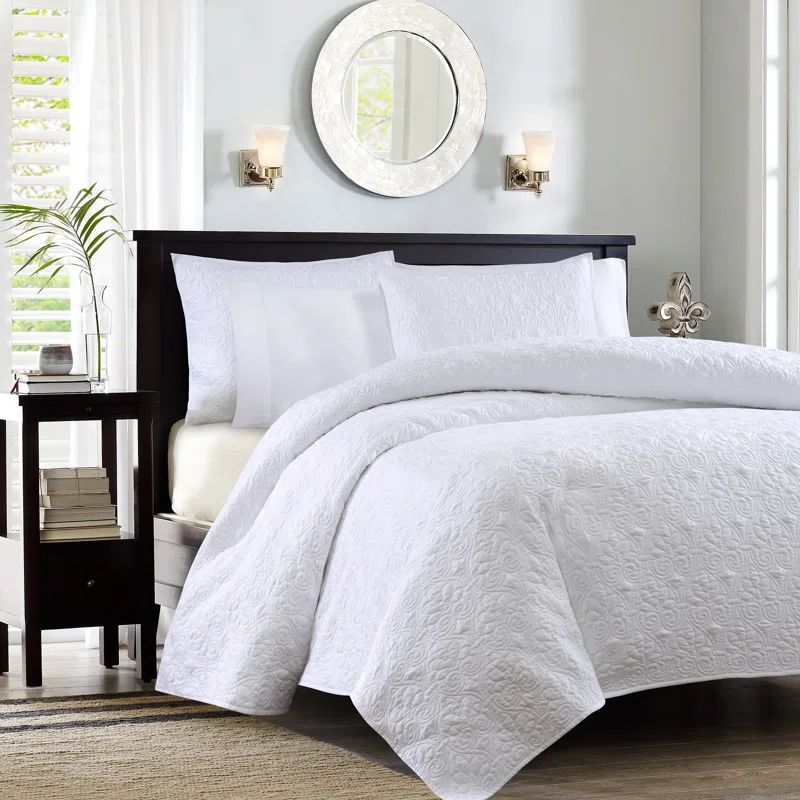 White Full Reversible Microfiber Cotton Filled Bedspread Set