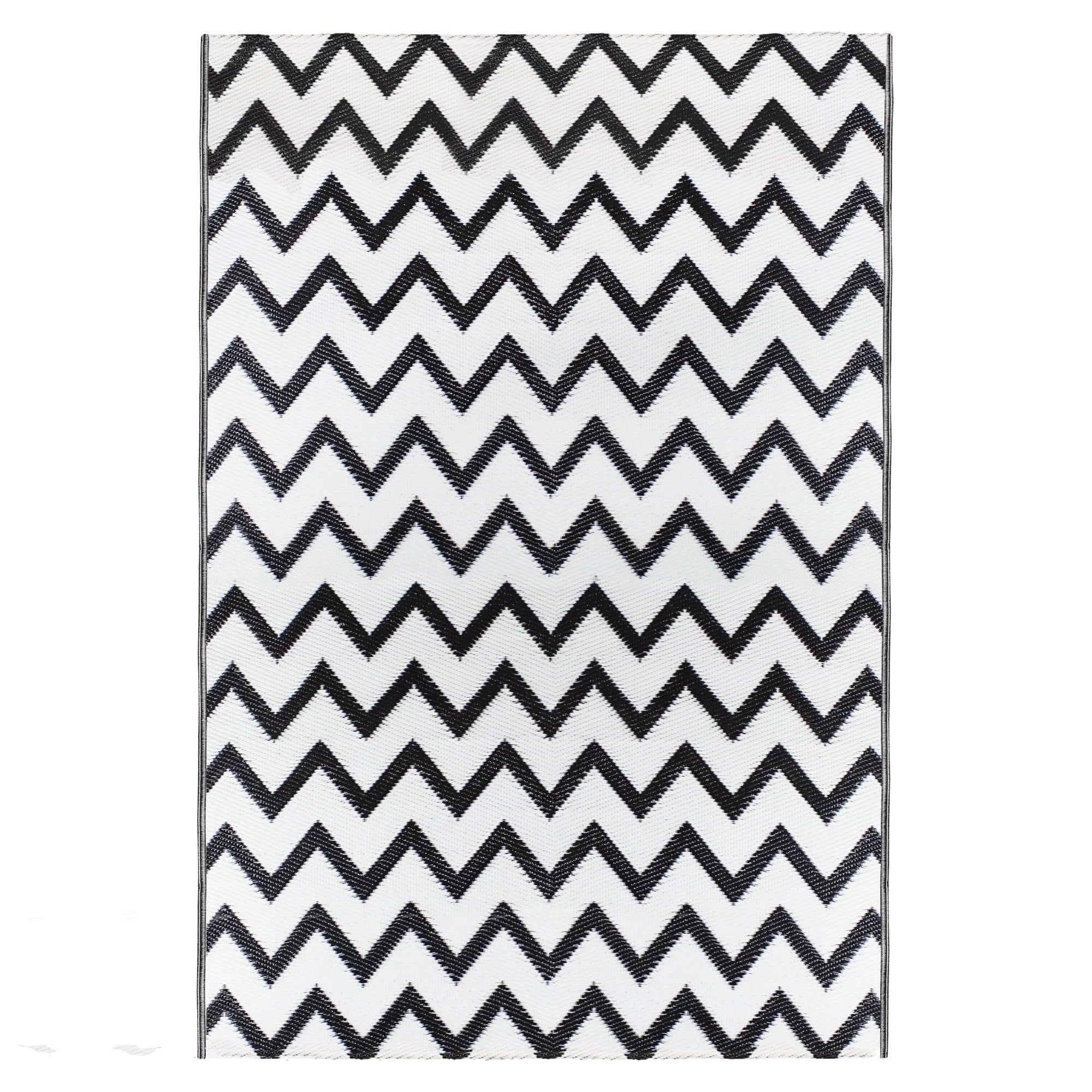 4' x 6' Black and White Chevron Outdoor Area Rug