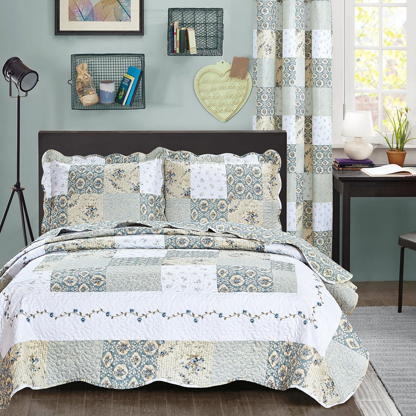 King Blue and White Reversible Patchwork Bedspread Set