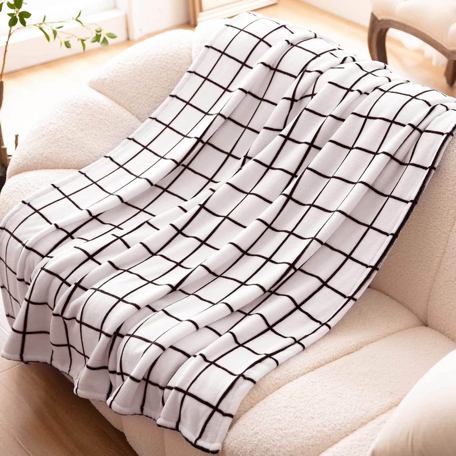 Black and White Grid Pattern Fleece Throw Blanket 50" x 60"