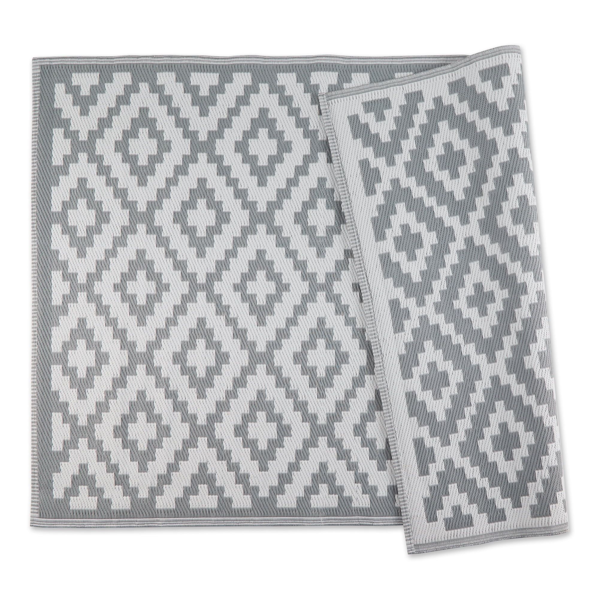 Gray and White Diamond Pattern Outdoor Rug, 4' x 6'