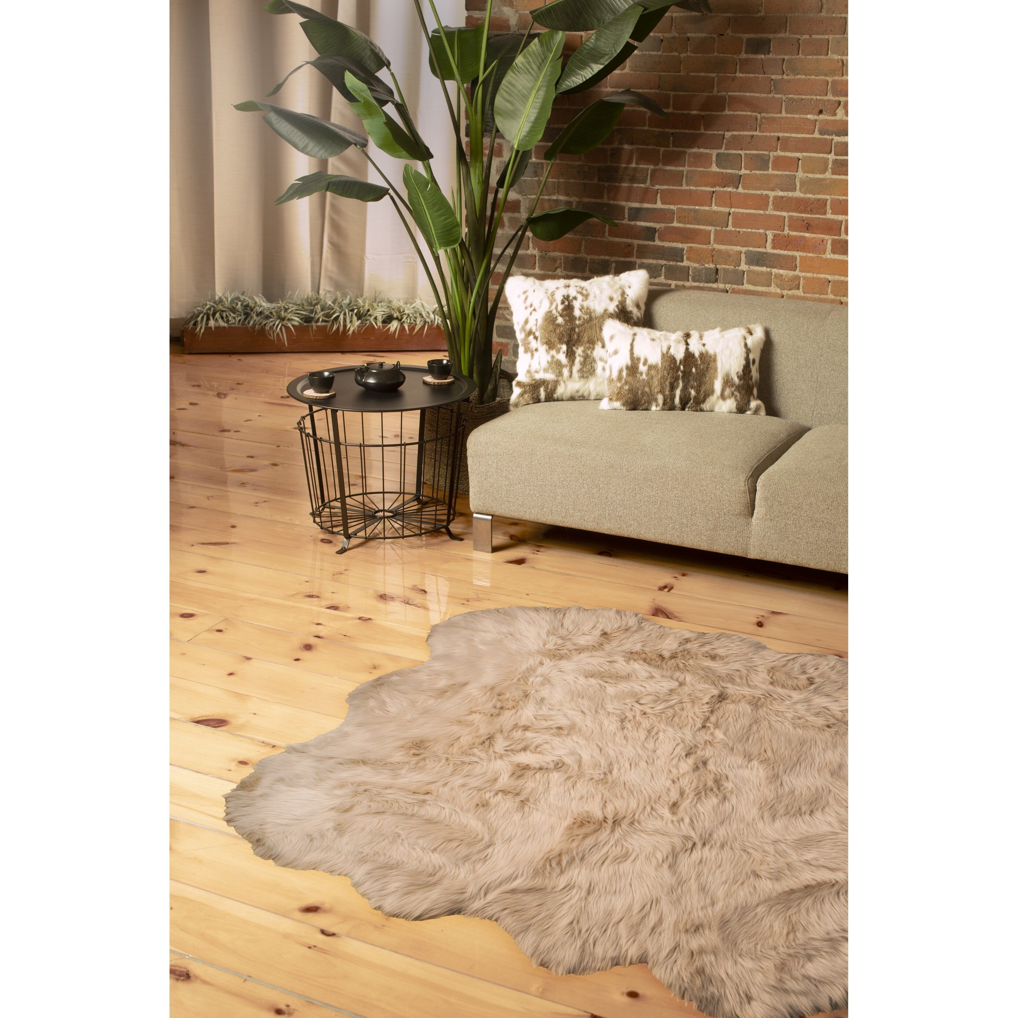 Luxe Cozy Taupe Faux Sheepskin 5'x6' Easy-Care Rug