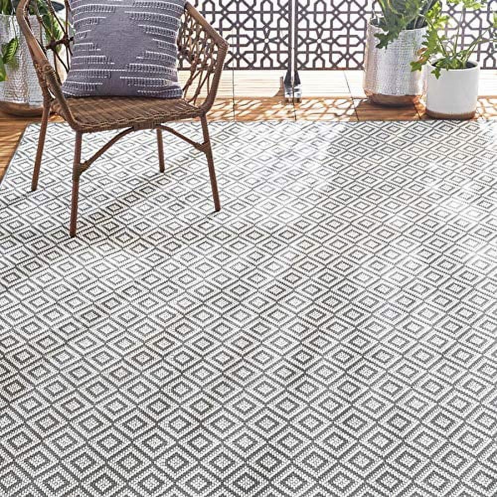 Gray and Cream Diamond Pattern Indoor/Outdoor Rug 8' x 10'