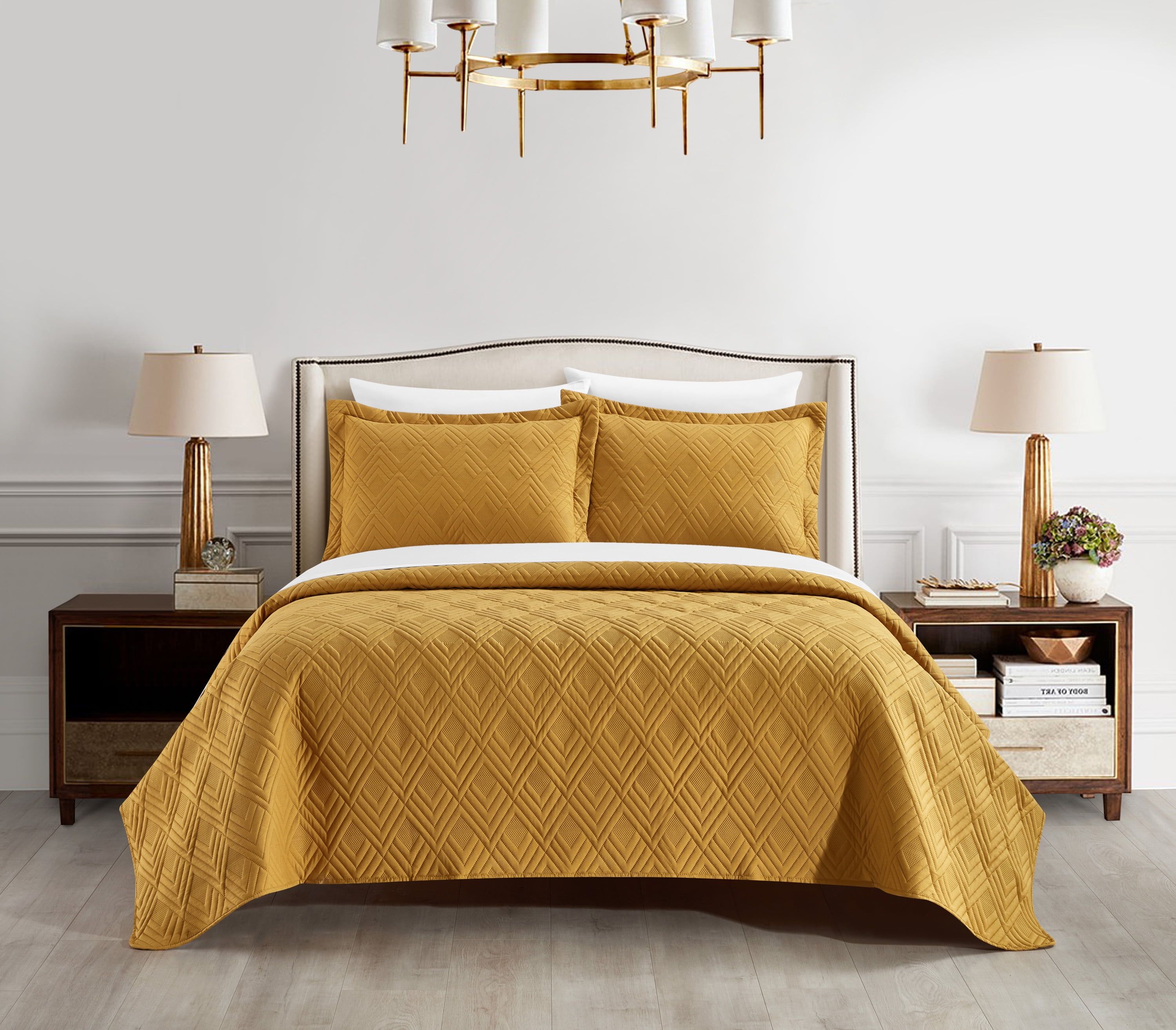 Gold Microfiber Queen Quilt Set with Geometric Pattern