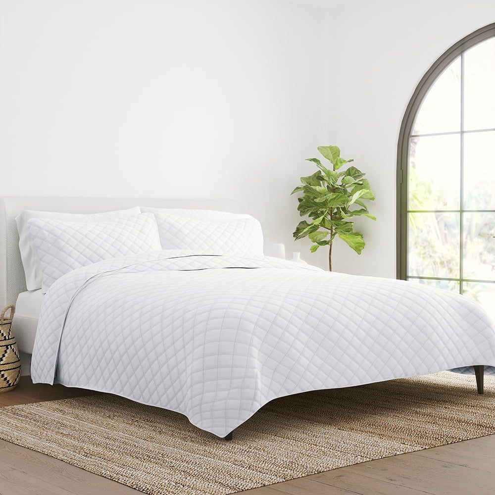 White Full Microfiber Reversible Quilt Set with Shams