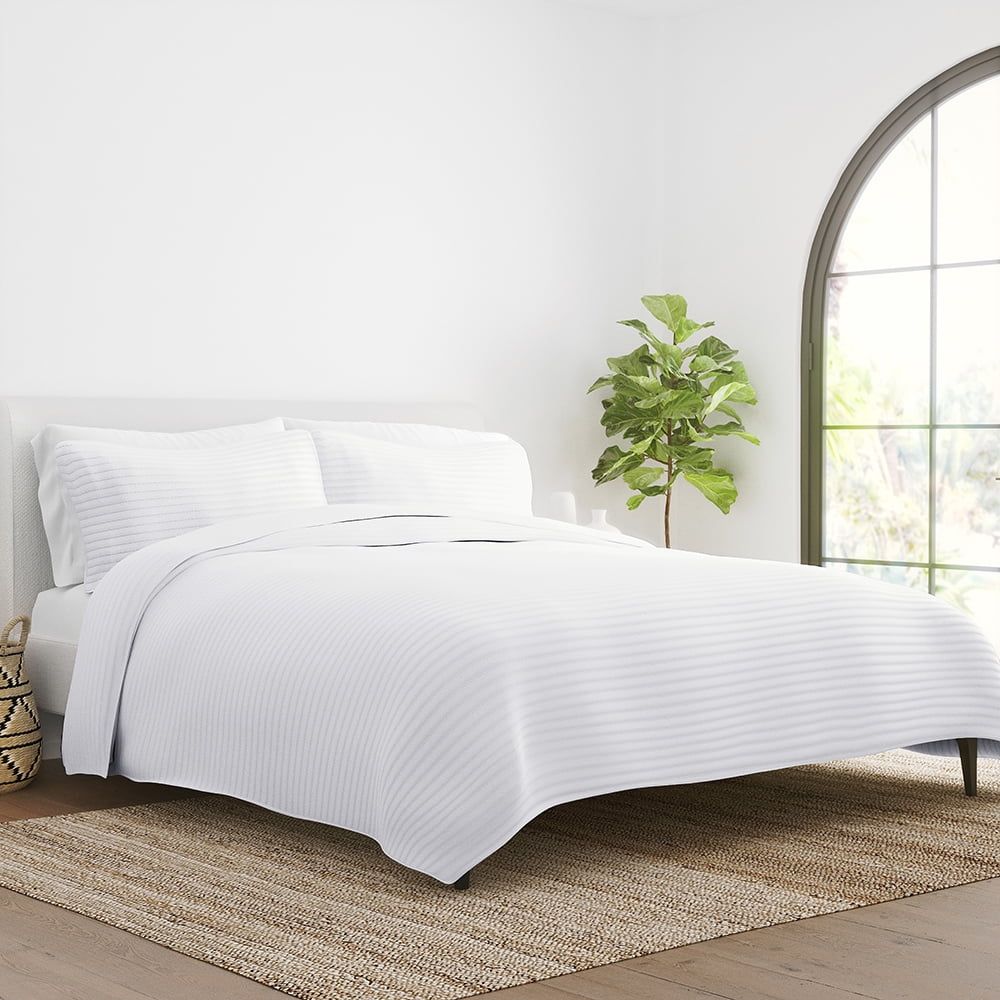 White Twin Reversible Microfiber Quilt Set with Shams