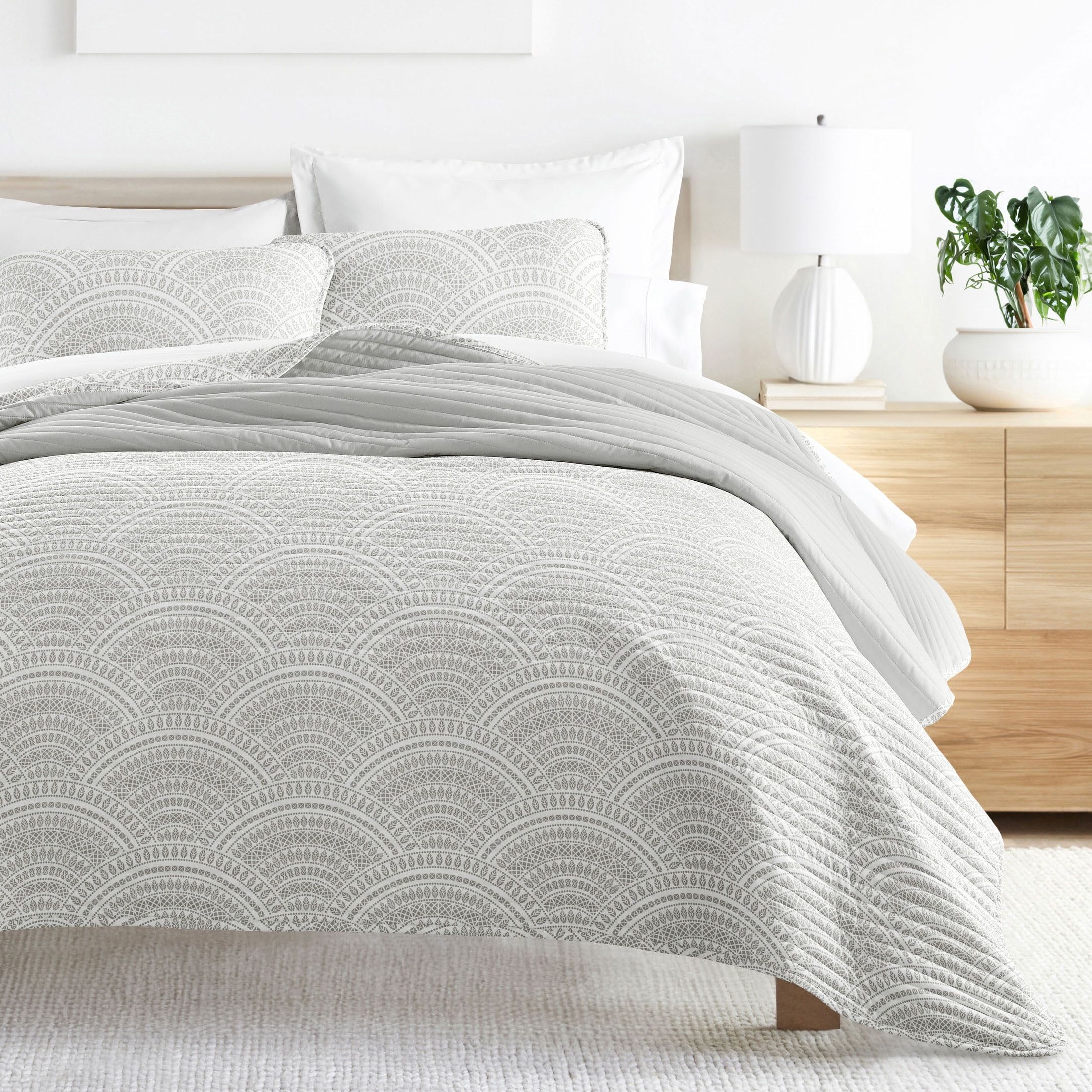 Noble Linens Light Gray 3 Piece Scallop Reversible Microfiber Quilt Set, Queen / Full