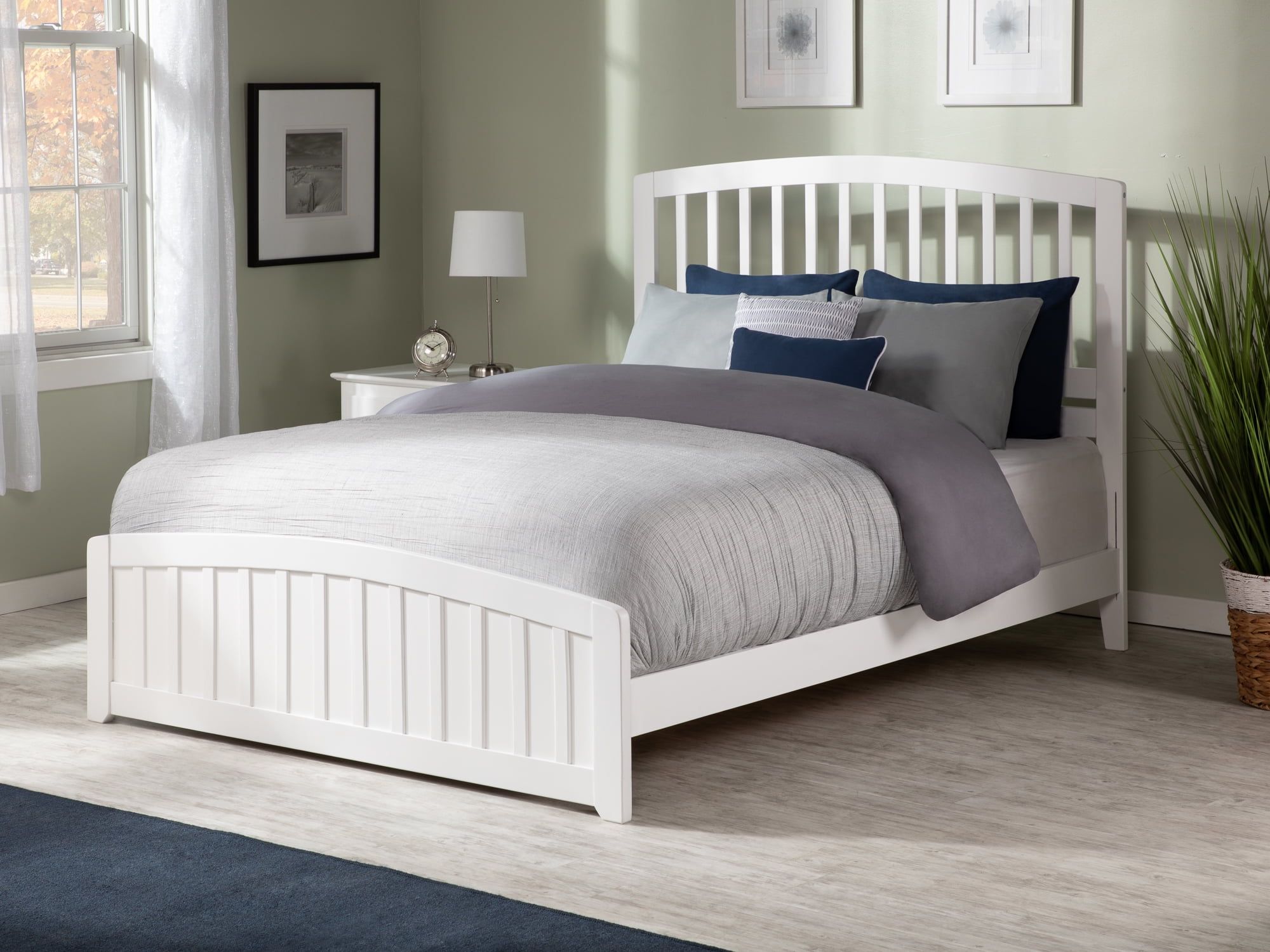 Richmond Full Traditional Wood Bed with Curved Headboard in White