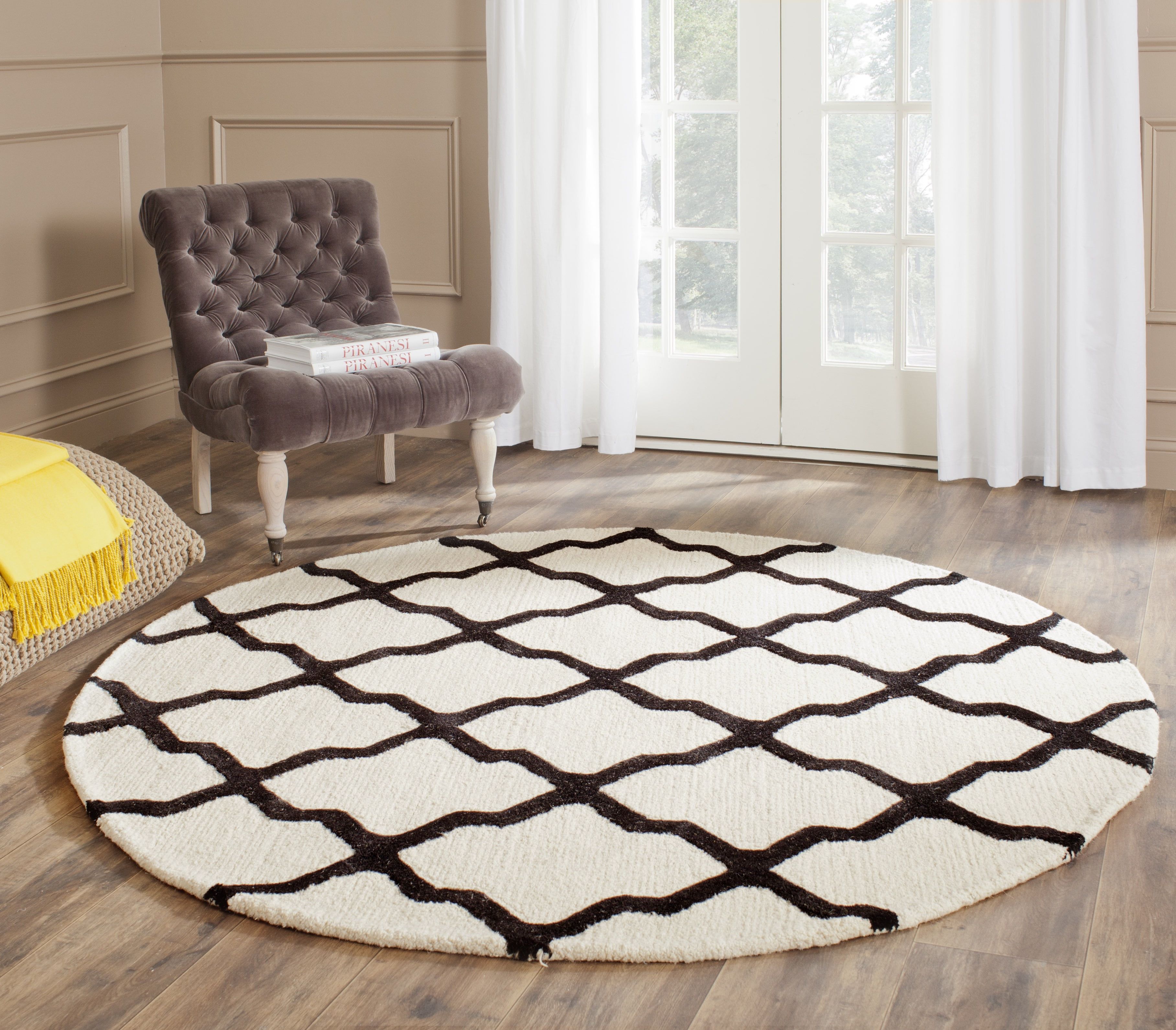 Ivory and Black 6' Round Hand-Tufted Wool Rug