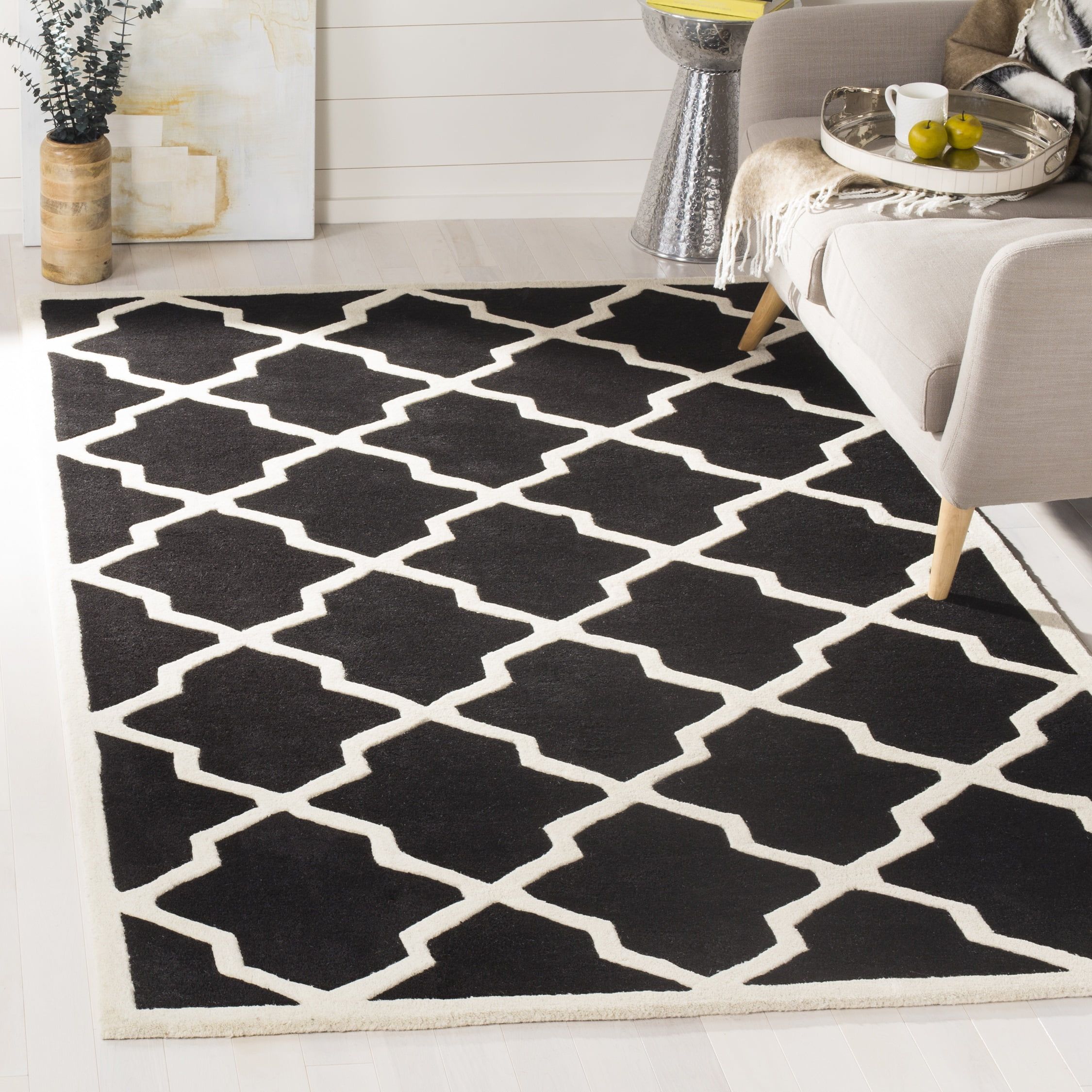 Handmade Black and Ivory Wool Tufted Round Rug