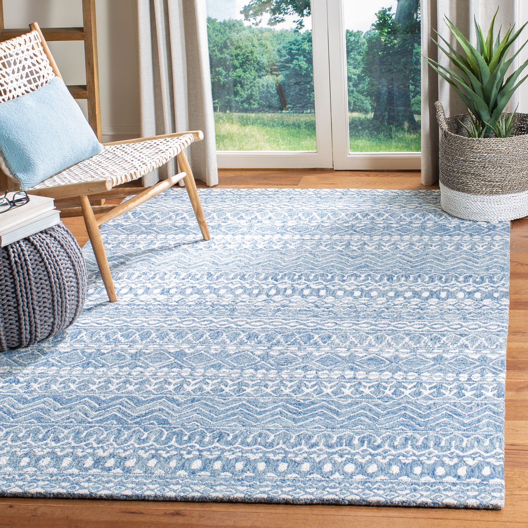 Handmade Tufted Wool Area Rug in Blue/Ivory, 4' x 6'