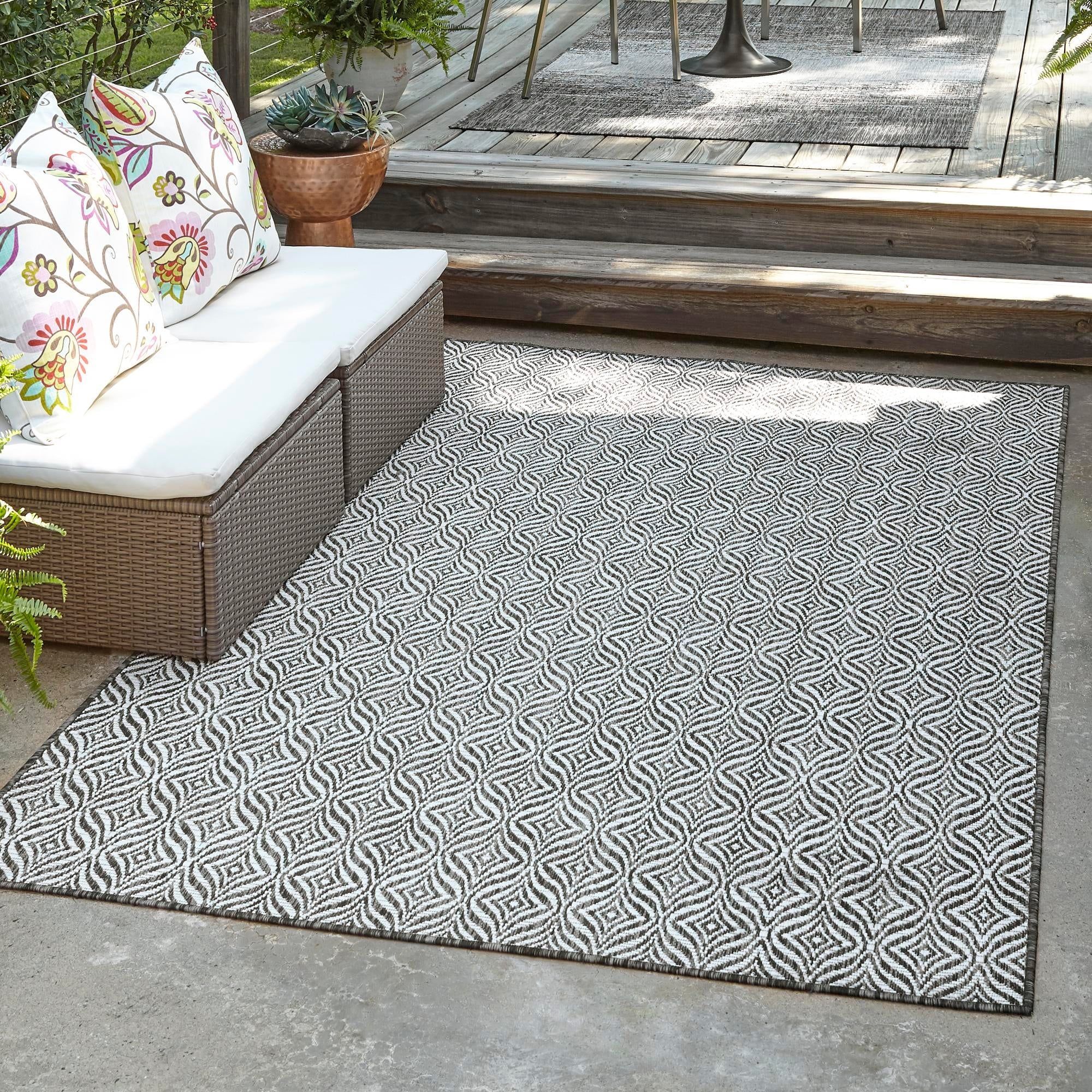 Ivory and Charcoal Synthetic Trellis Outdoor Area Rug, 9' x 12'