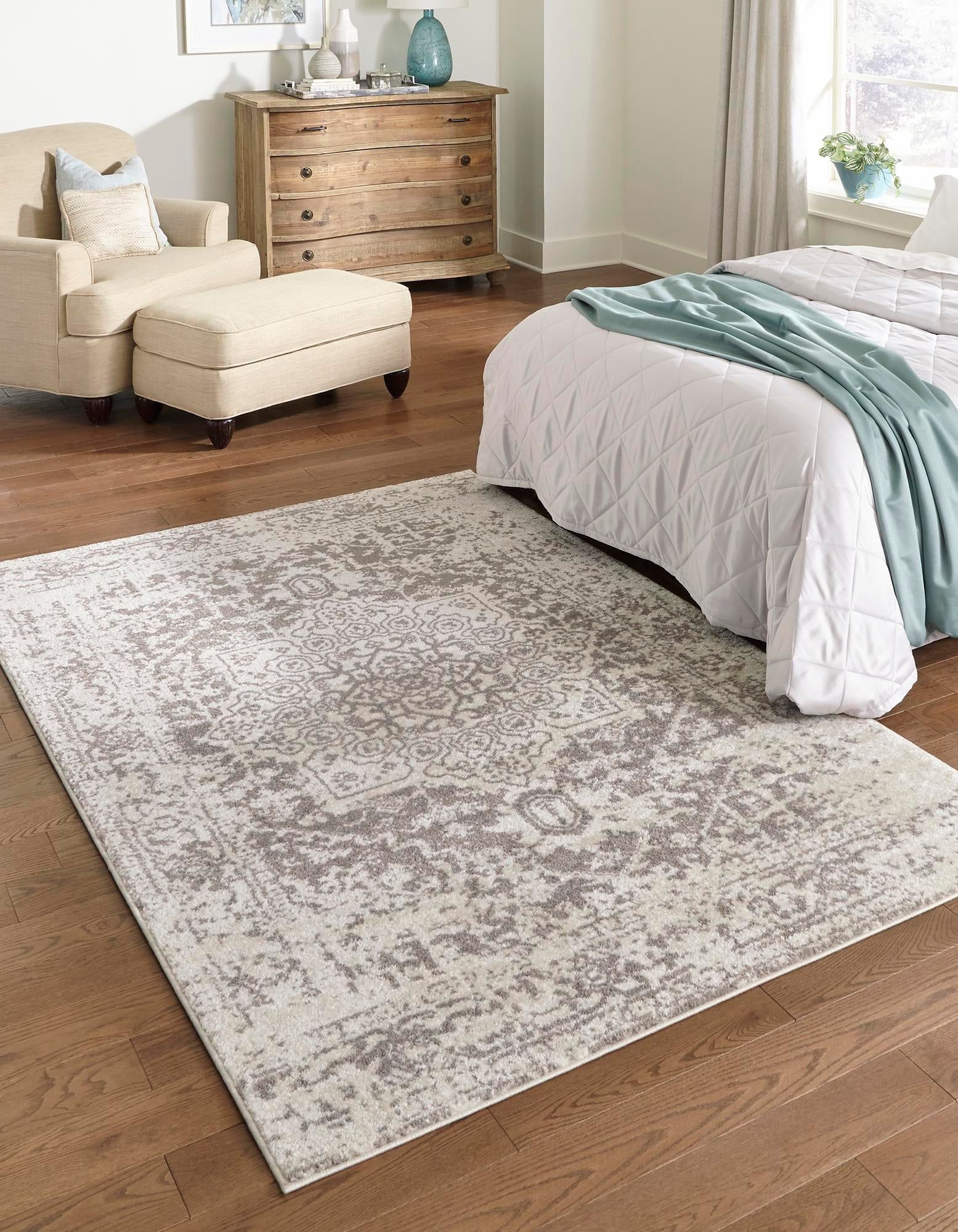 White Medallion 4' x 6' Stain-Resistant Synthetic Area Rug