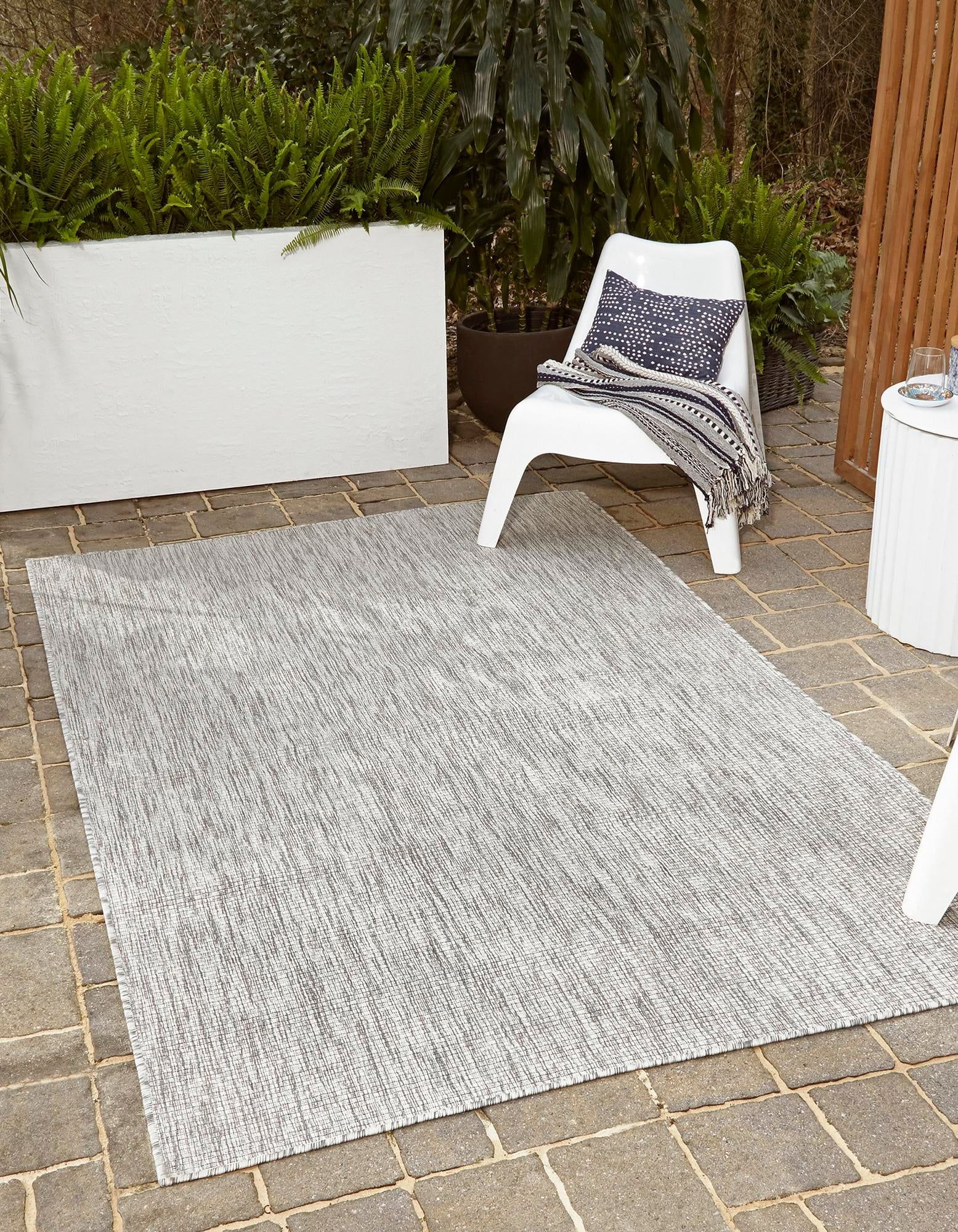 Light Gray Easy-Care Synthetic Outdoor Rug 4' x 6'