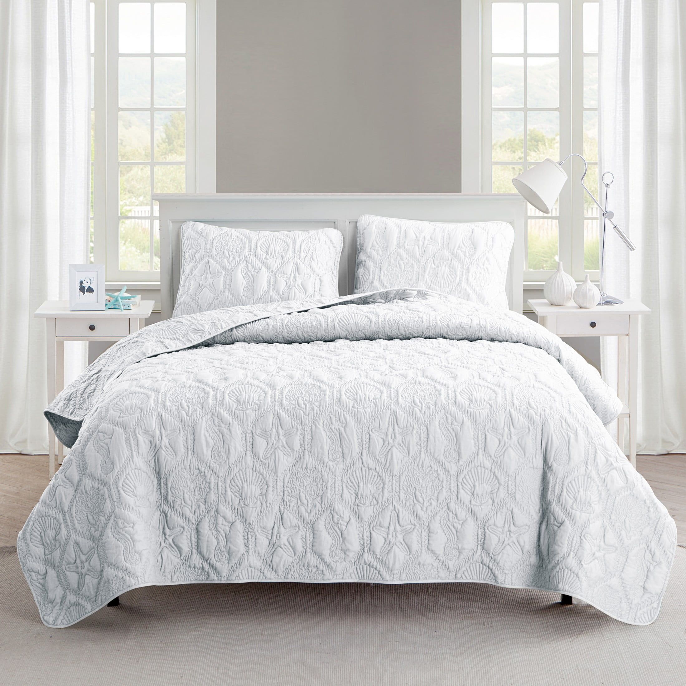 Coastal Charm White King Microfiber Quilt Set with Seashell Design