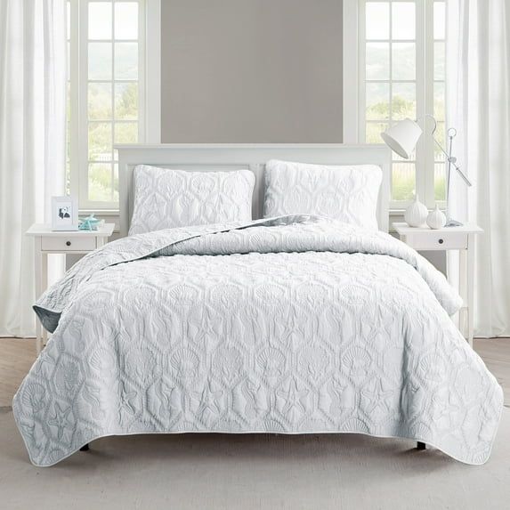 Coastal Charm White King Microfiber Quilt Set with Seashell Design