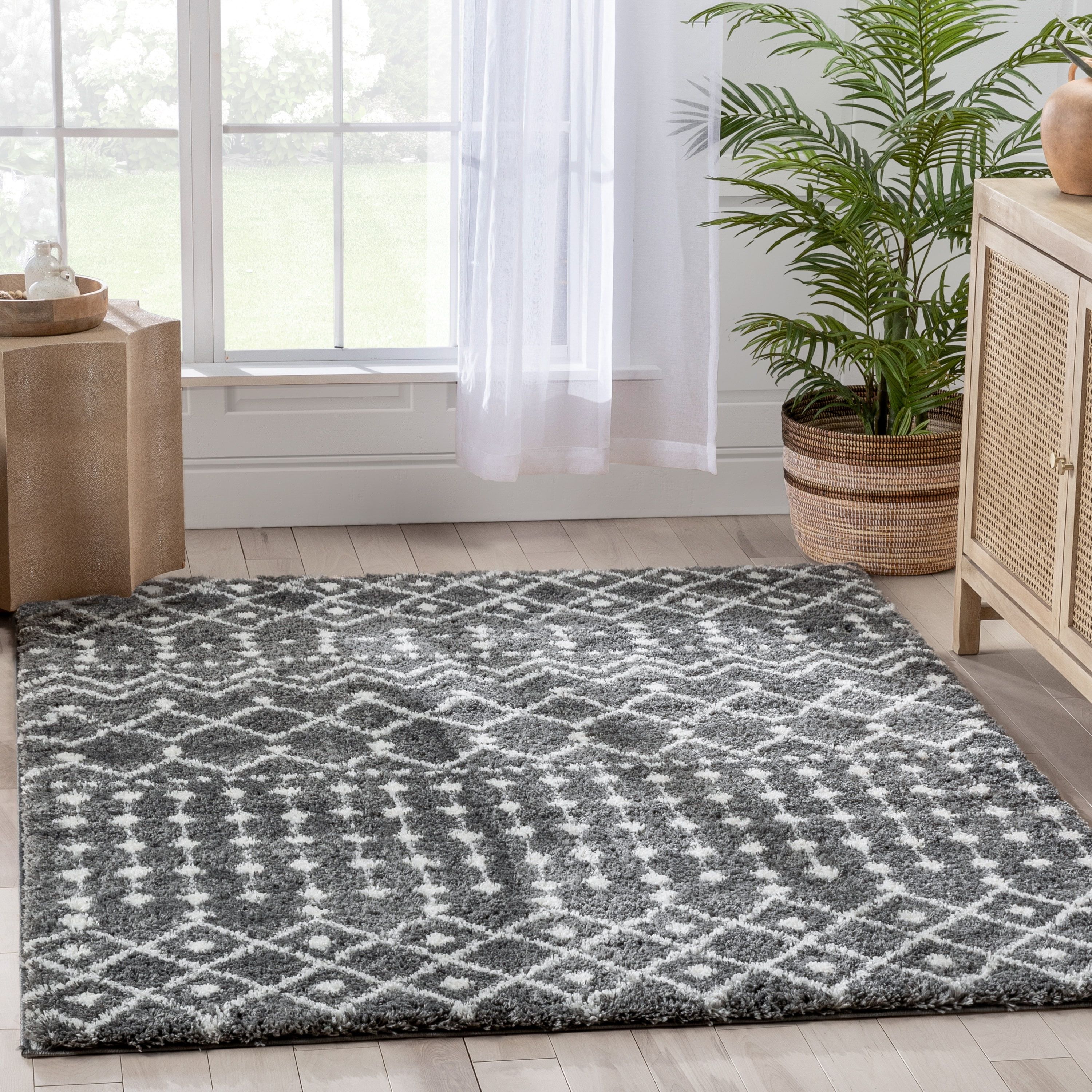 Luxurious Gray Diamond Shag Synthetic Area Rug, 3'11" x 5'3"