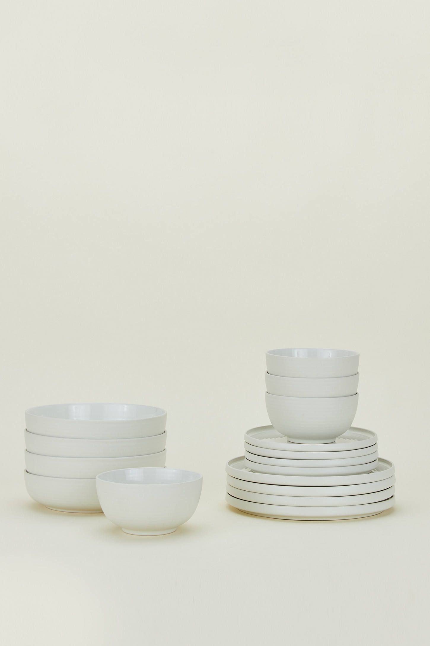 Essential Ceramic Dinnerware Set in Blue, 16 Pieces