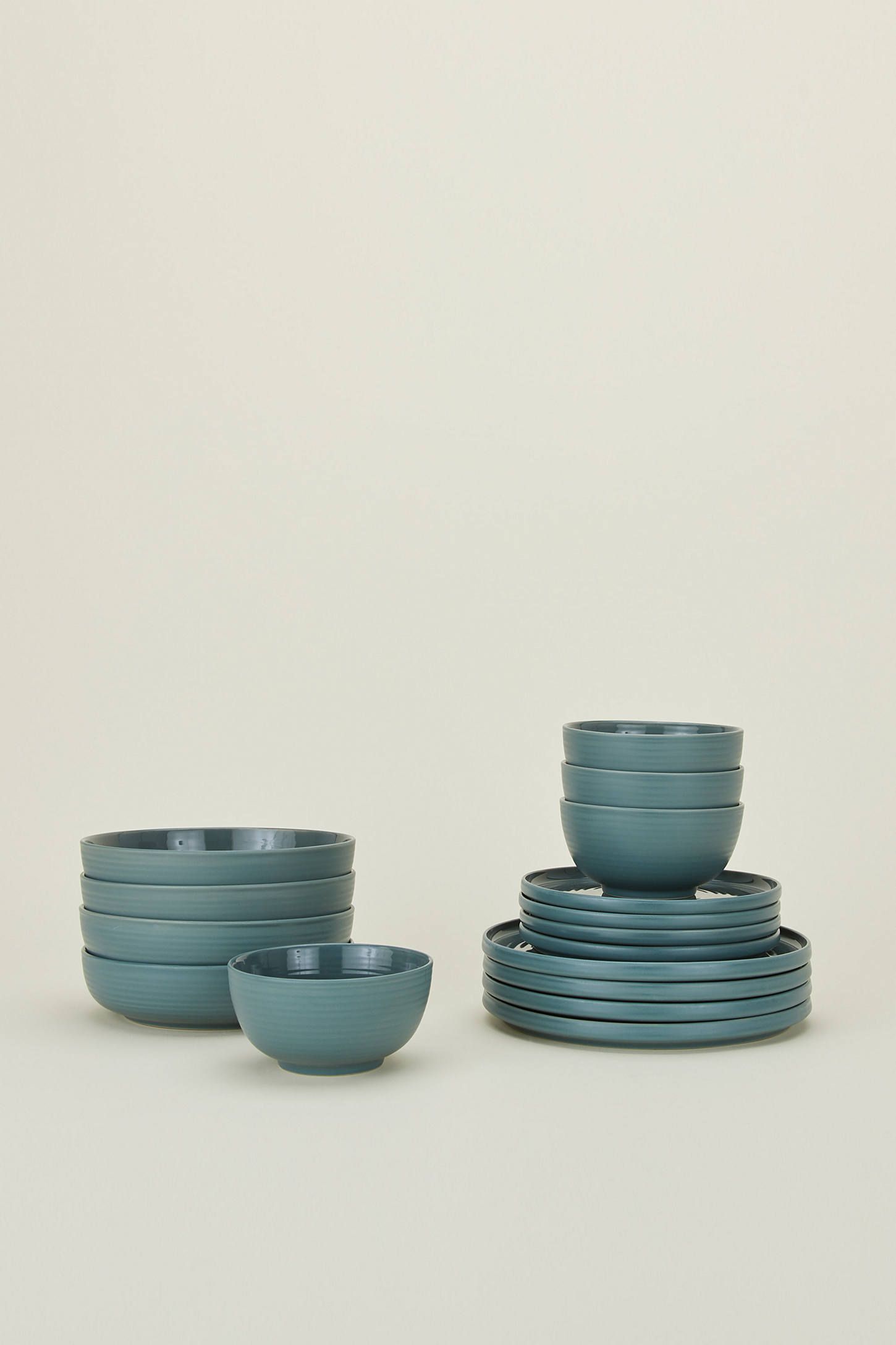 Essential Ceramic Dinnerware Set in Blue, 16 Pieces