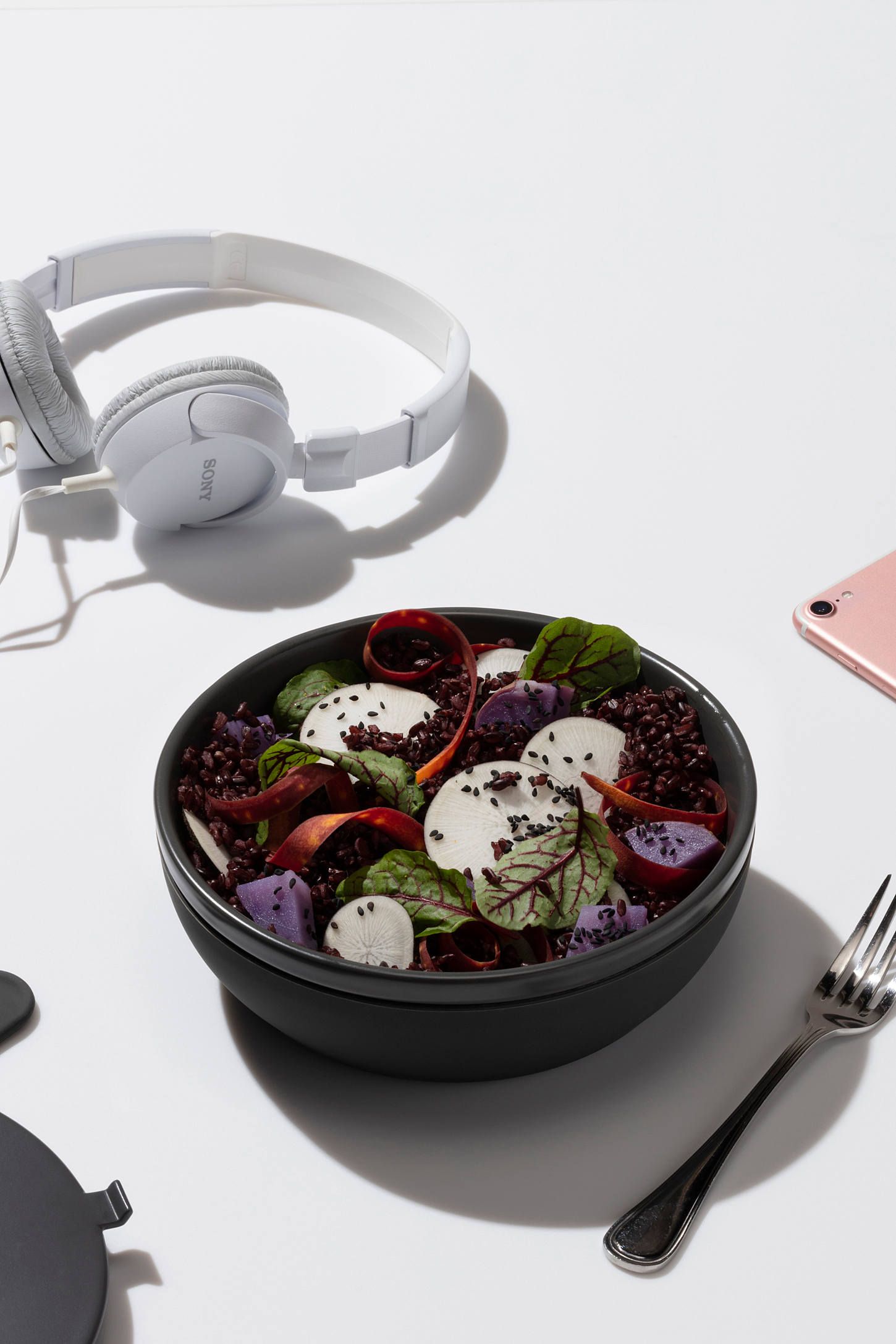 Cream Ceramic Salad Bowl with Silicone Wrap and Lid