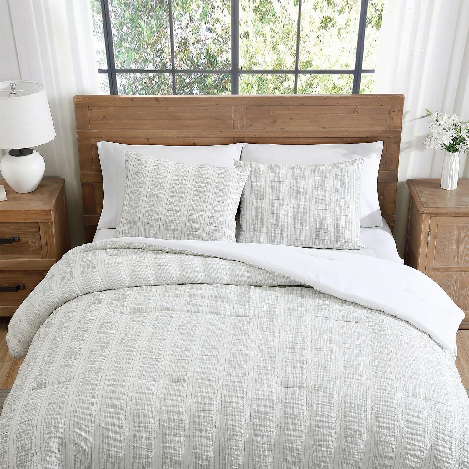 Aria White and Grey Seersucker Striped Full/Queen Comforter Set