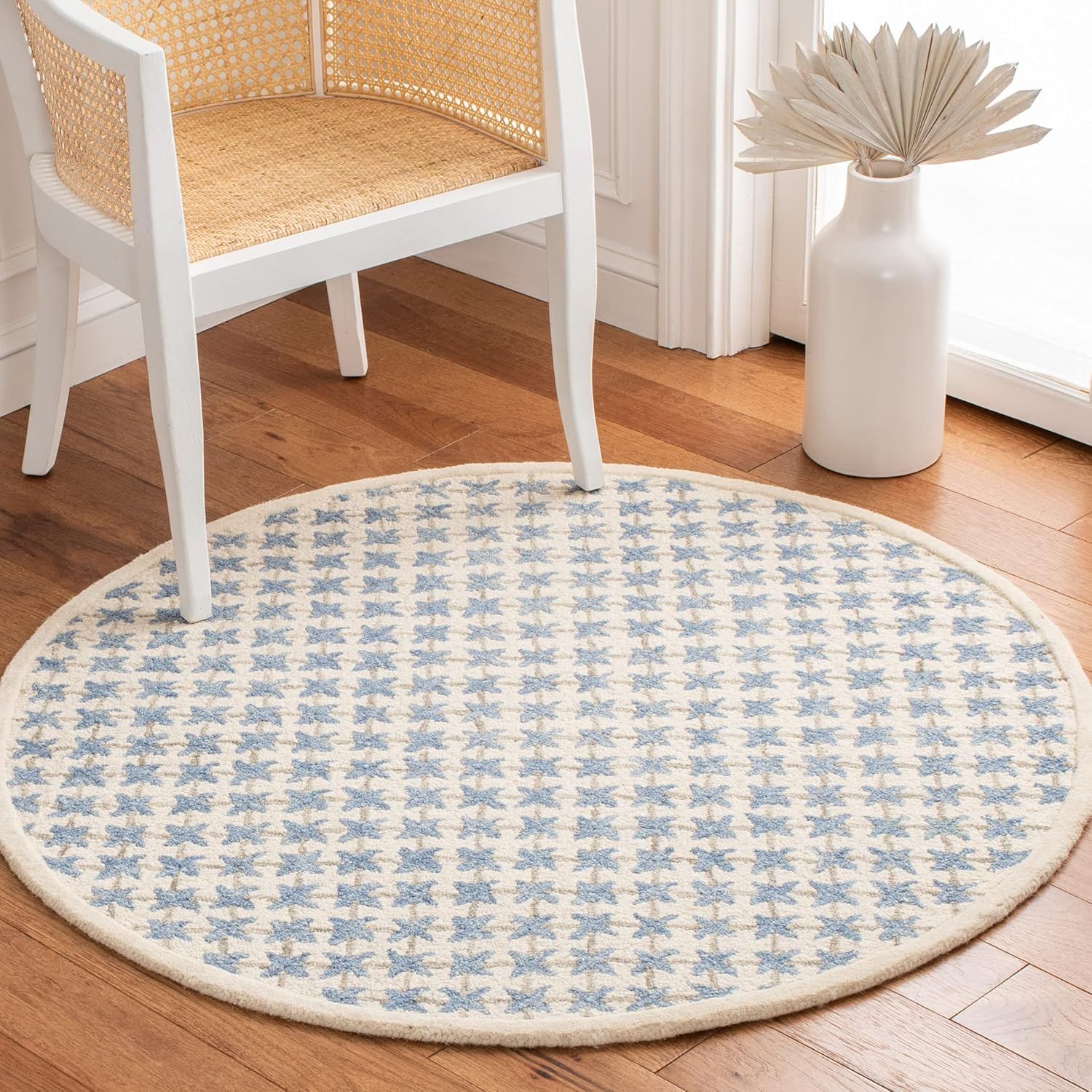 Ivory Elegance 36" Round Hand-Tufted Wool Accent Rug