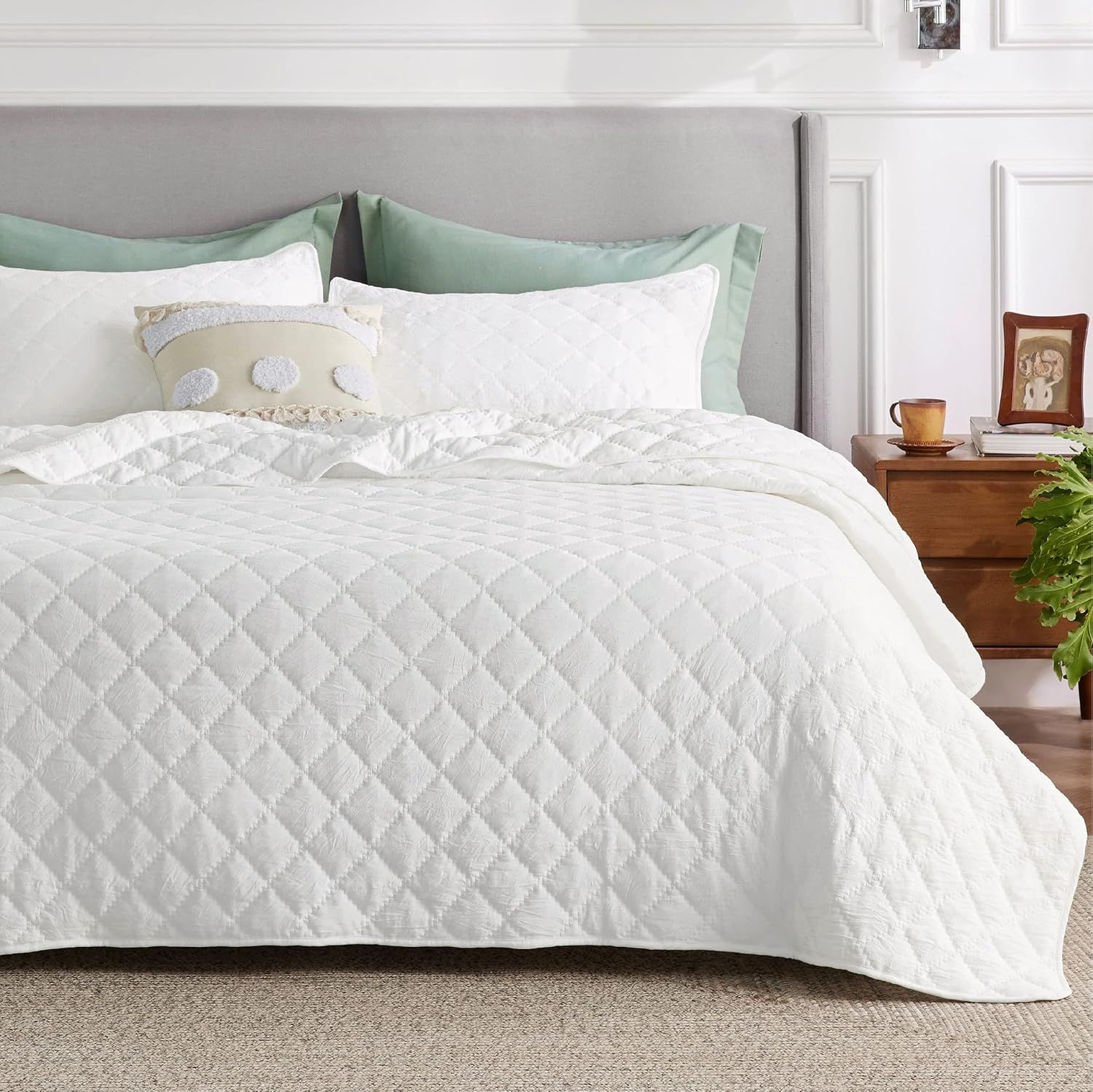 White Microfiber Queen Quilt Set with Diamond Pattern