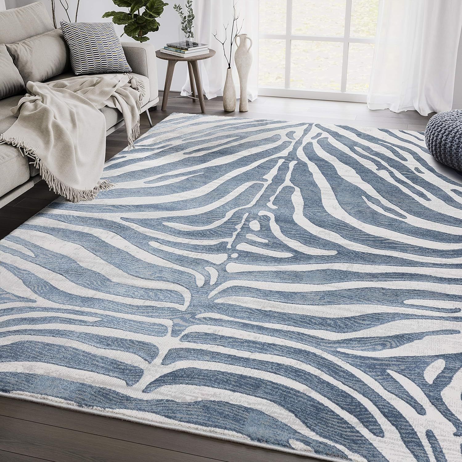 Nova Blue and White 4' x 6' Synthetic Zebra Print Area Rug