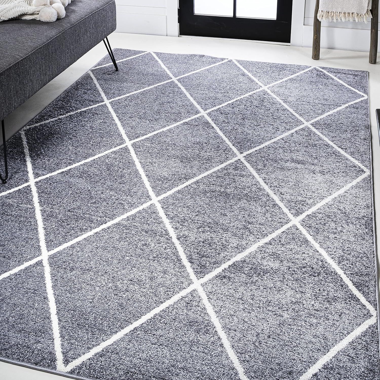 Gray and White Diamond Trellis Synthetic Area Rug, 5 x 8