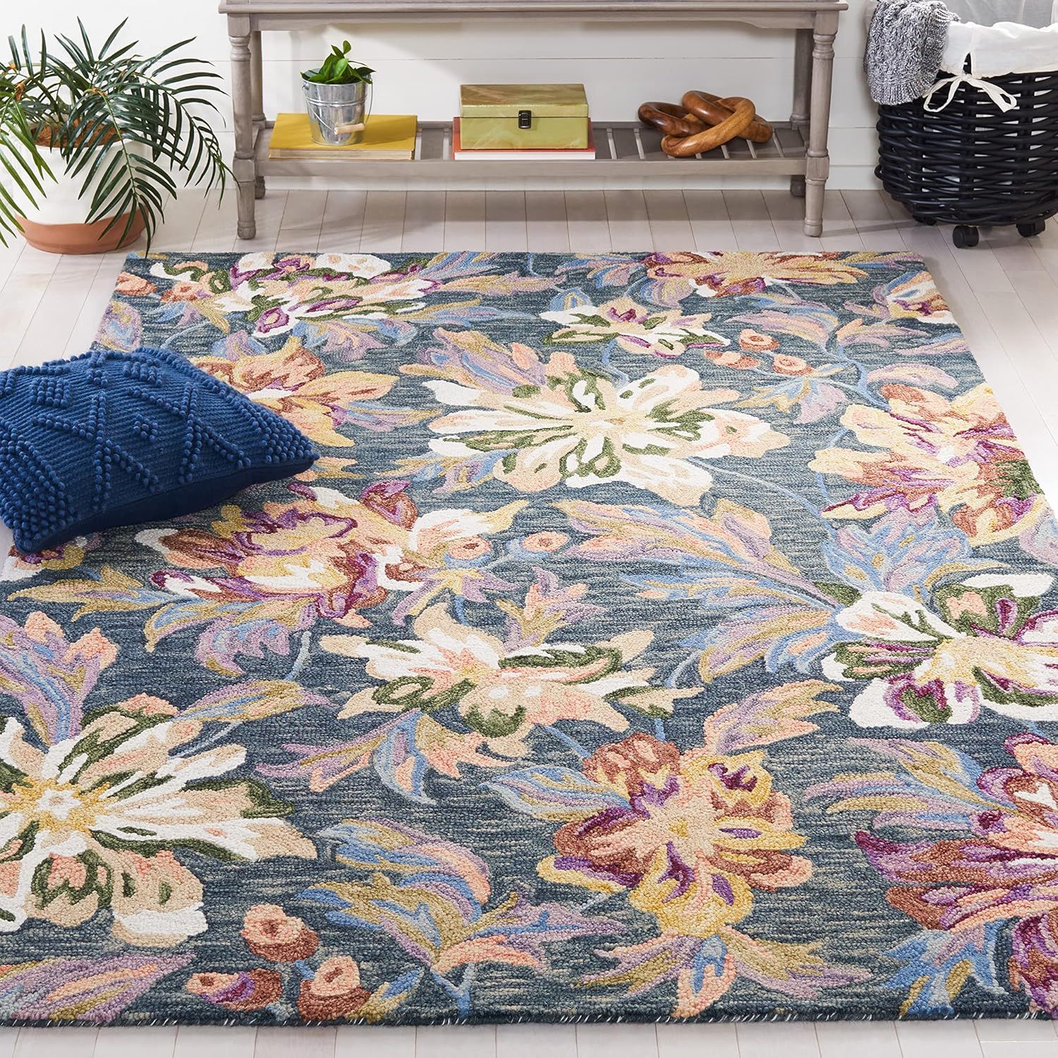 Handmade Grey and Violet Floral Wool Area Rug, 4' x 6'