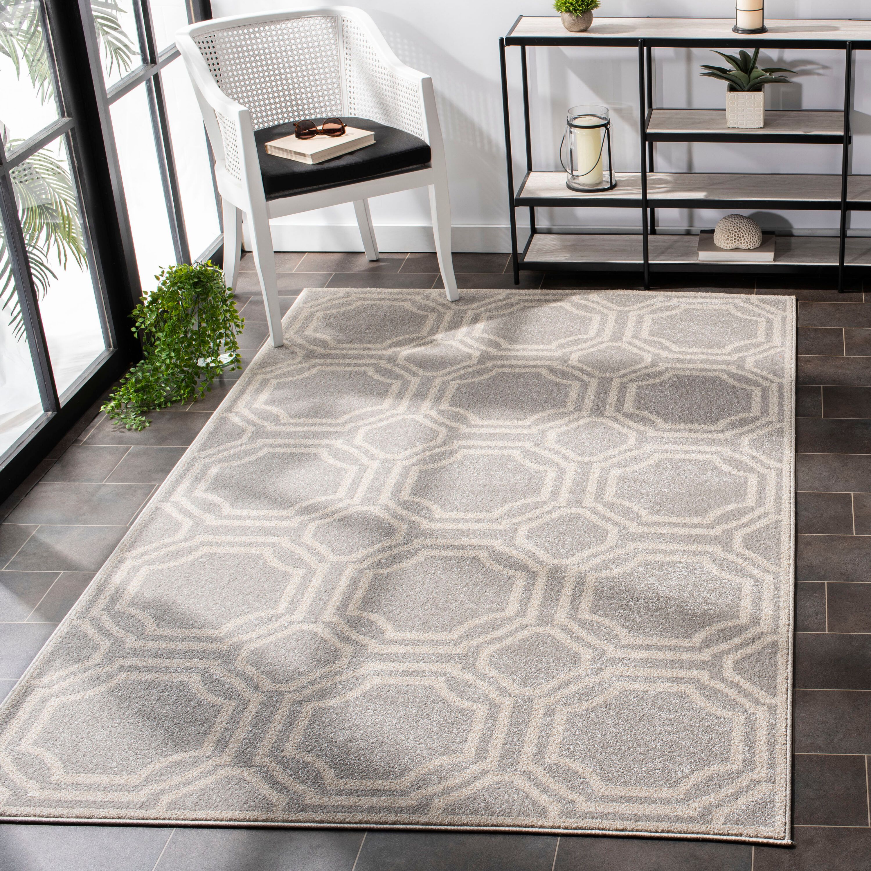 Light Grey/Ivory Geometric 4' x 6' Easy-Care Synthetic Rug