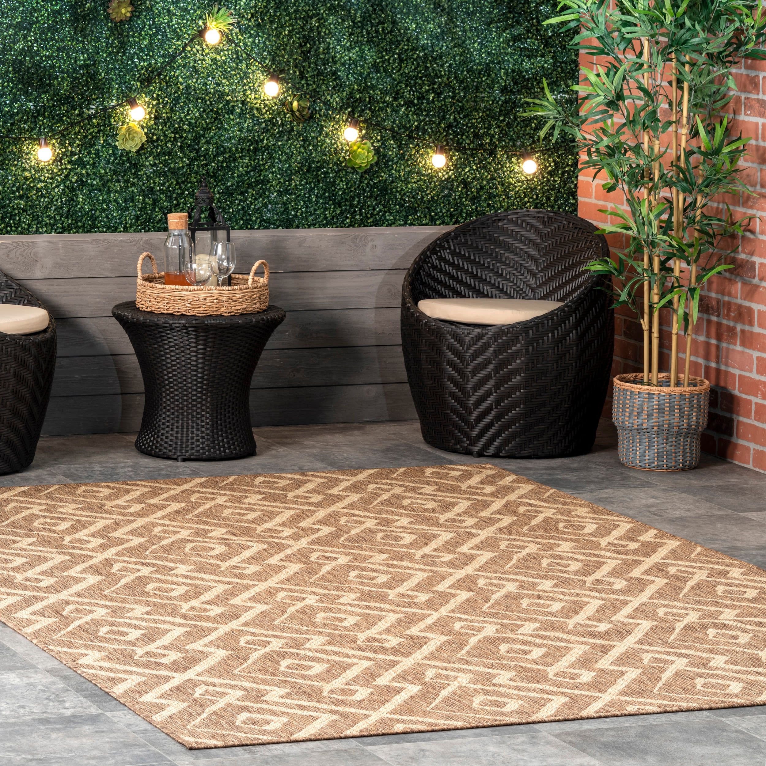 Beige Square Trellis Easy-Care Synthetic Indoor/Outdoor Rug, 4' x 6'