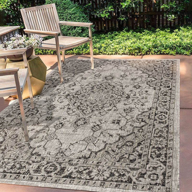 Rozetta Gray and Black Medallion Indoor/Outdoor Area Rug 4' x 6'