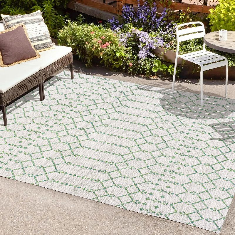 Moroccan-Inspired Geometric Green/Ivory 5' x 7' Synthetic Area Rug