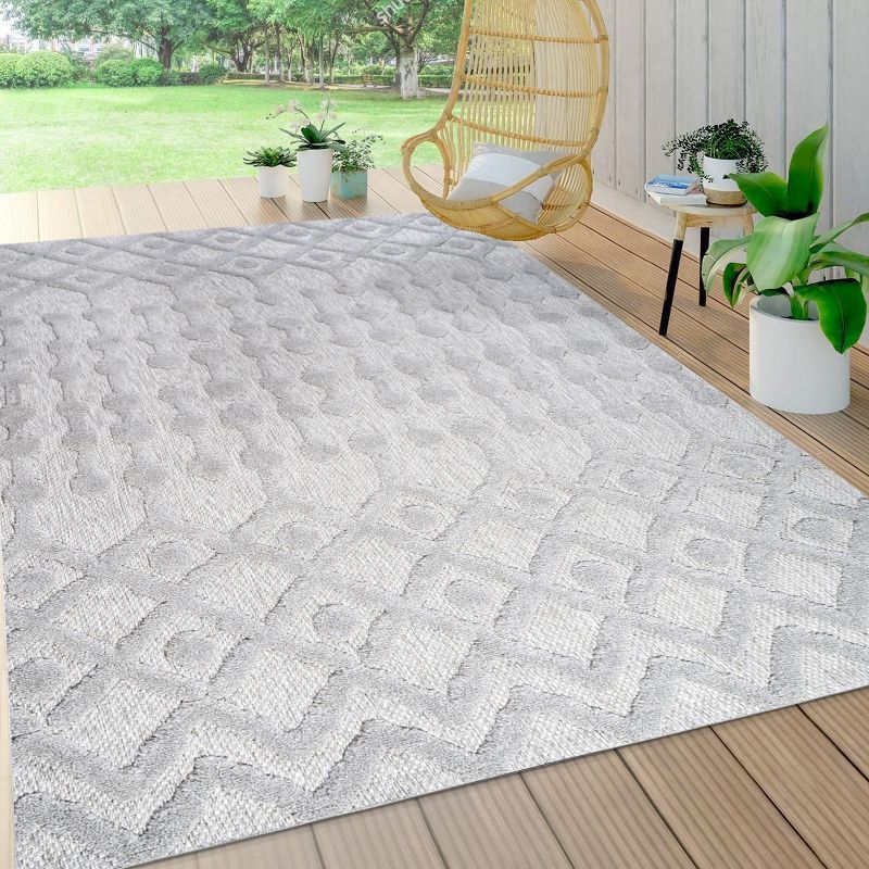 Peralta Light Gray Diamond Pattern Indoor/Outdoor Rug