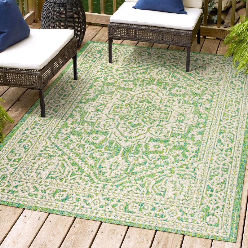 Sinjuri Cream/Green Medallion 4'x6' Synthetic Indoor/Outdoor Rug